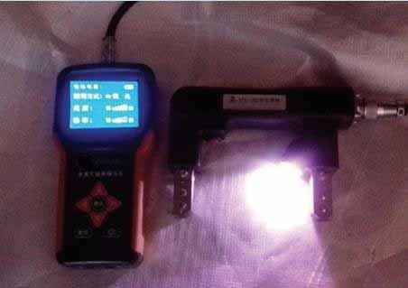Transformez la poudre magnétique tenue dans la main de détecteur de métaux avec le port USB